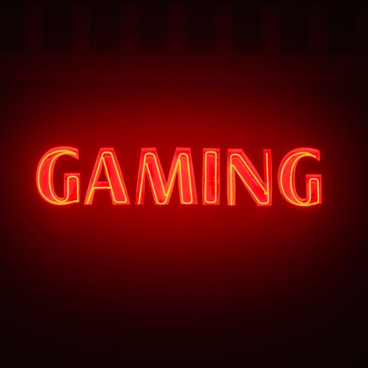 Texte lumineux en rouge affichant "GAMING".