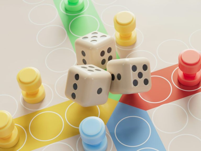 Deux dés blancs et des pions colorés sur un plateau de jeu.